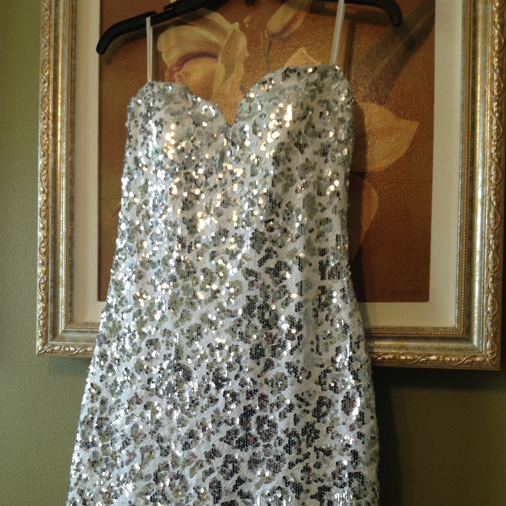dress - Picture 2 of 8